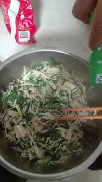 美味金针菇拌韭菜做法图解6)