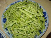 美味的长豆角炒肉做法图解1)