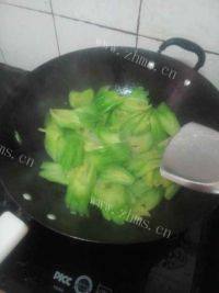 口感不错的肉片炒苦瓜做法图解7)