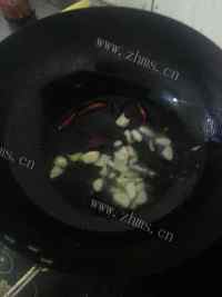美味的香菇炖鸡腿做法图解4)