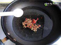 下酒菜麻辣花生米做法图解4)