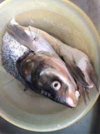 美味的鱼头汤做法图解1)
