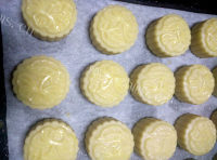 自制广式莲蓉蛋黄月饼做法图解10)