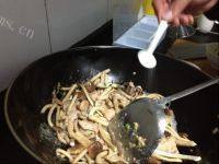 家常菜茶树菇炒肉片做法图解5)