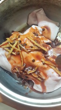怪味鸡腿砂锅饭做法图解3)