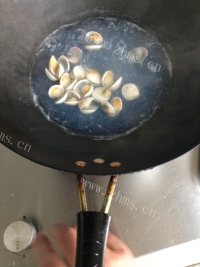 美味的蛤蜊炖蛋做法图解1)