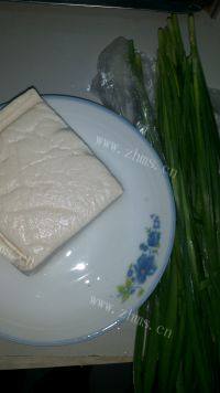 甘脆的韭菜炒豆腐做法图解1)