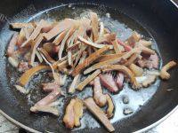 家常菜腊肉炒芹菜做法图解6)