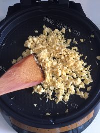 美味的三鲜韭菜盒子做法图解4)