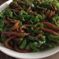美味的青椒炒面筋