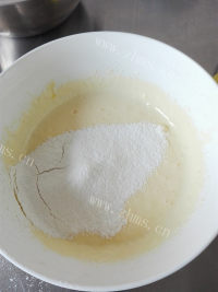 色香味浓的酸奶蛋糕做法图解5)