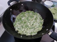 自制芹菜叶鸡蛋饼做法图解7)