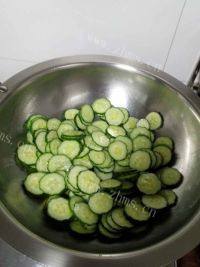 家常菜青瓜炒肉片做法图解1)