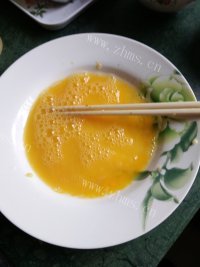 美味的鸡蛋炒玉米做法图解2)
