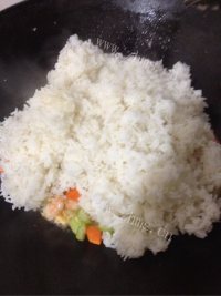 美味的虾仁炒饭做法图解7)