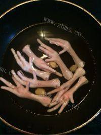 美味的明虾鸡爪煲做法图解5)