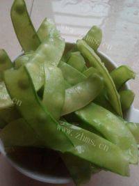 家常菜荷兰豆炒腊肠做法图解2)