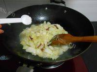 家常菜腊肠炒包菜做法图解6)