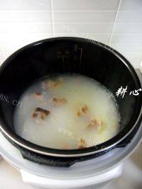 家常鱼皮排骨鲍鱼粥做法图解8)