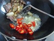 好吃的蒜苔炒腊肉做法图解5)