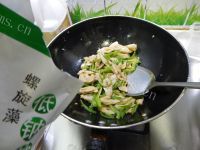 美味的青椒炒面筋做法图解11)