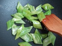 家常菜尖椒干豆腐做法图解2)