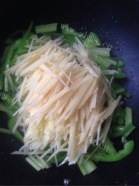 家常菜芹菜土豆丝做法图解6)