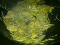 饱满的蒜黄炒鸡蛋