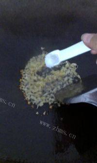 简易的五花肉炒青椒做法图解3)
