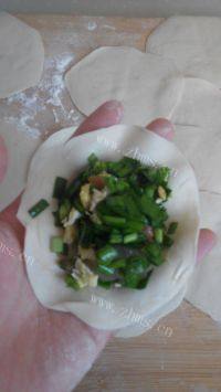 美味的虾仁韭菜盒子做法图解9)
