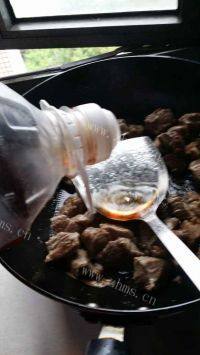 土豆牛肉做法图解4)