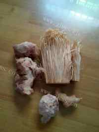 色泽鲜亮的金针菇炒肉做法图解1)