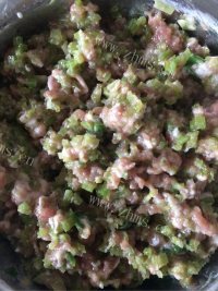美味的猪肉芹菜馅饼做法图解6)