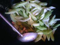 外婆教我做芹菜炒肉做法图解6)
