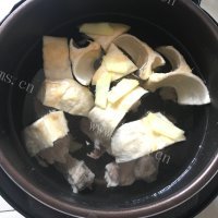 回味无穷的榴莲壳排骨汤做法图解6)