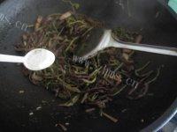 简易五花肉炒蕨菜做法图解10)