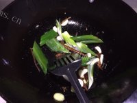 美味的黄豆烧猪蹄做法图解4)