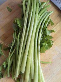 家常虾仁炒芹菜做法图解6)