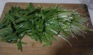 爽滑绿豆芽炒韭菜做法图解3)