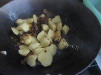 好吃的土豆炖豆腐做法图解9)