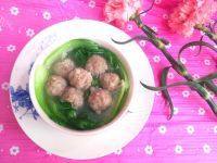 美味的青菜肉丸汤