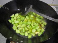 家常菜韭菜炒蚕豆做法图解5)
