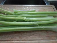 下酒菜芹菜拌花生米做法图解1)