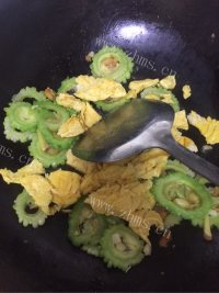 色香味俱全的苦瓜炒蛋做法图解4)