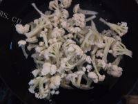 自制干煸花菜做法图解2)