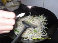 家常菜芹菜炒豆芽做法图解5)