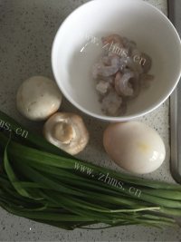 妈妈最爱的虾仁炒饭做法图解1)