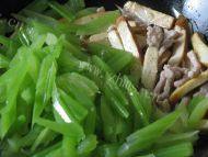 清淡的芹菜香干炒肉丝做法图解7)