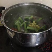 营养西兰花排骨汤的做法图解十一