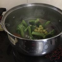 营养西兰花排骨汤做法图解11)